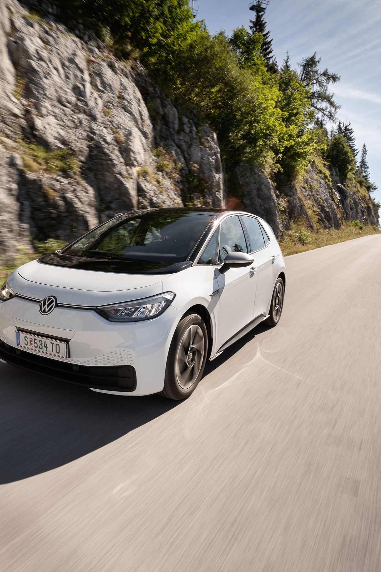 VW ID.3 Elektroauto fährt auf Bergstraße