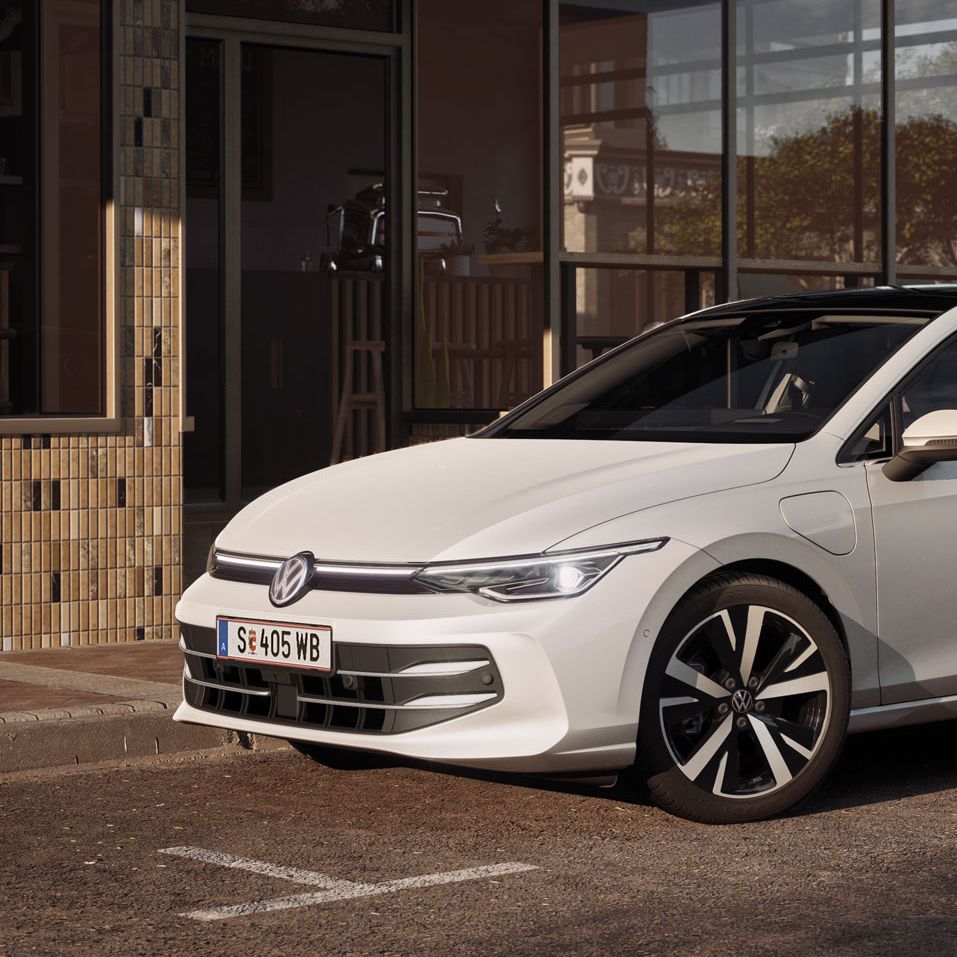 Front- und Seitenansicht eines weißen VW Golf geparkt in der Stadt