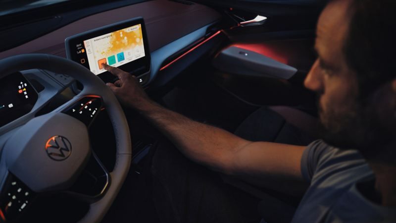 Dashboard mit Ambientebeleuchtung im VW ID.3