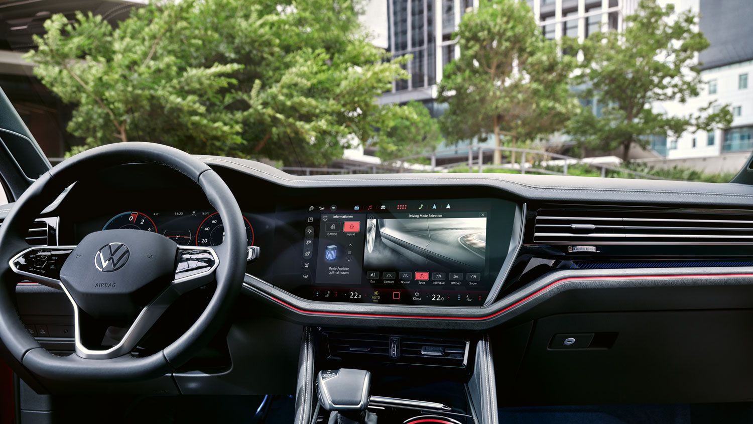 Blick auf das Cockpit im VW Touareg Elegance eHybrid, auf dem Bildschirm ist die Einstellung des Fahrprofils zu sehen.