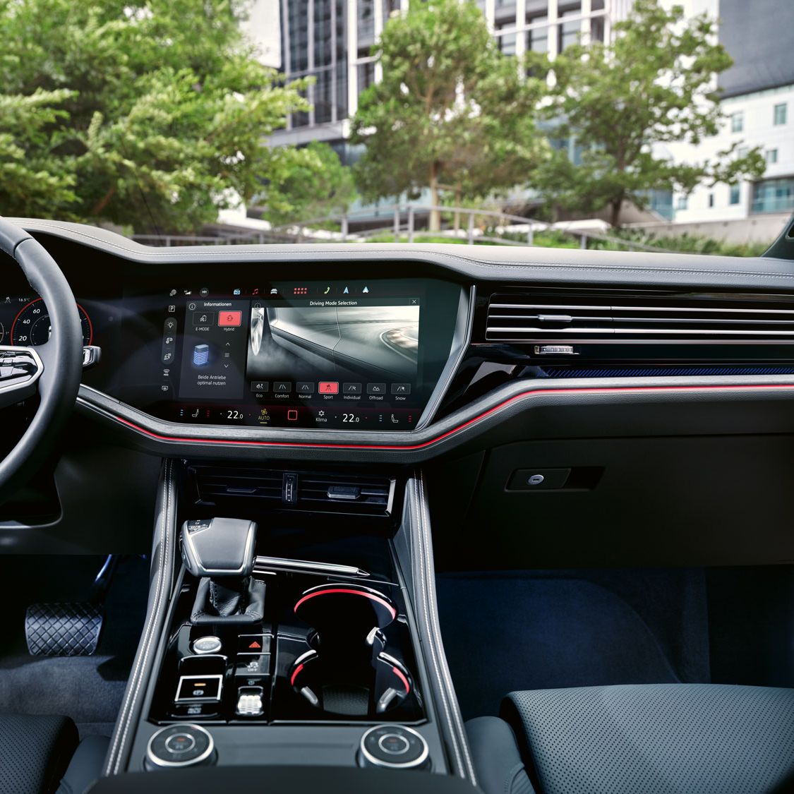 Blick auf das Cockpit im VW Touareg Elegance eHybrid, auf dem Bildschirm ist die Einstellung des Fahrprofils zu sehen.