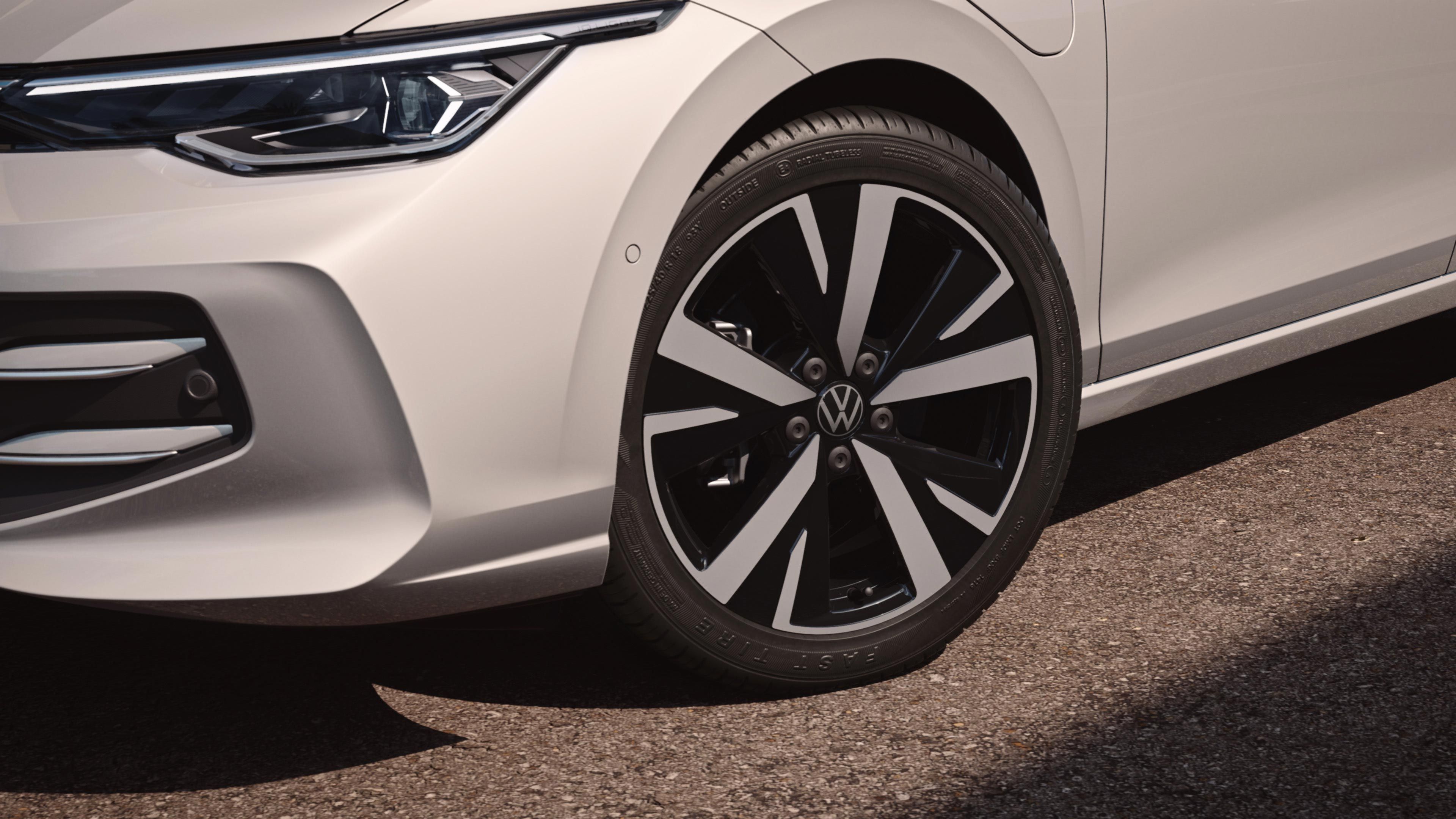 Detailansicht der Felge des VW Golf eHybrid