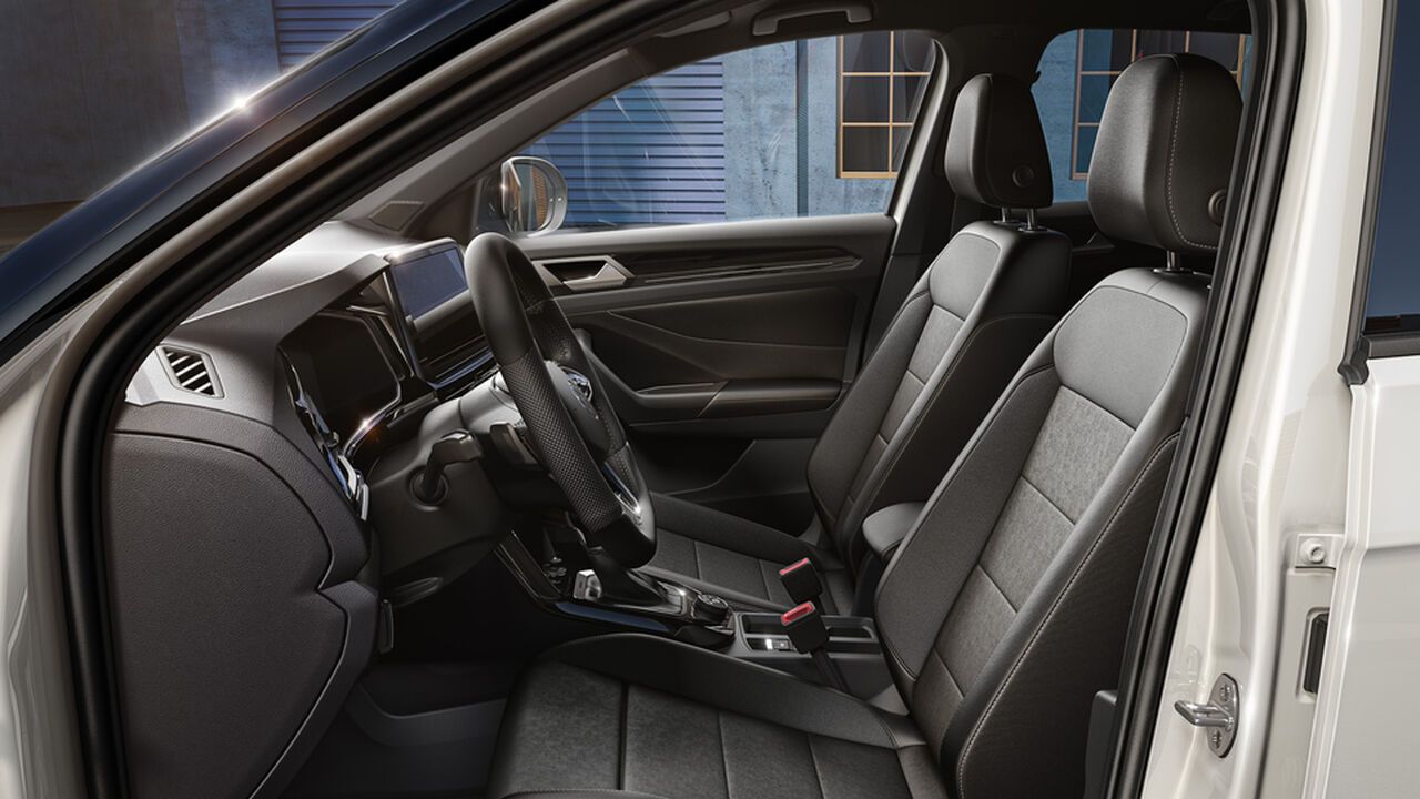 VW T-Roc Interieur, Blick durch offene Fahrertür ins Cockpit mit ergoActive-Sitz