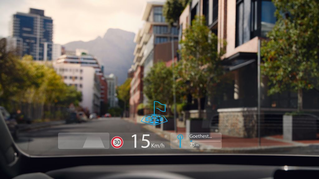 Blick von innen auf die Windschutzscheibe eines VW ID. Modells mit Augmented-Reality-Head-up-Display.
