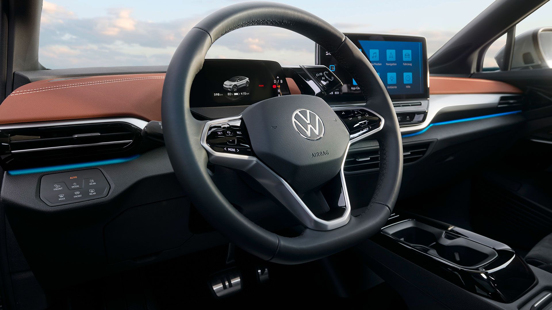 Seitlicher Blick auf das Multifunktionslenkrad, die Instrumententafel und das Infotainment-System eines VW ID.5