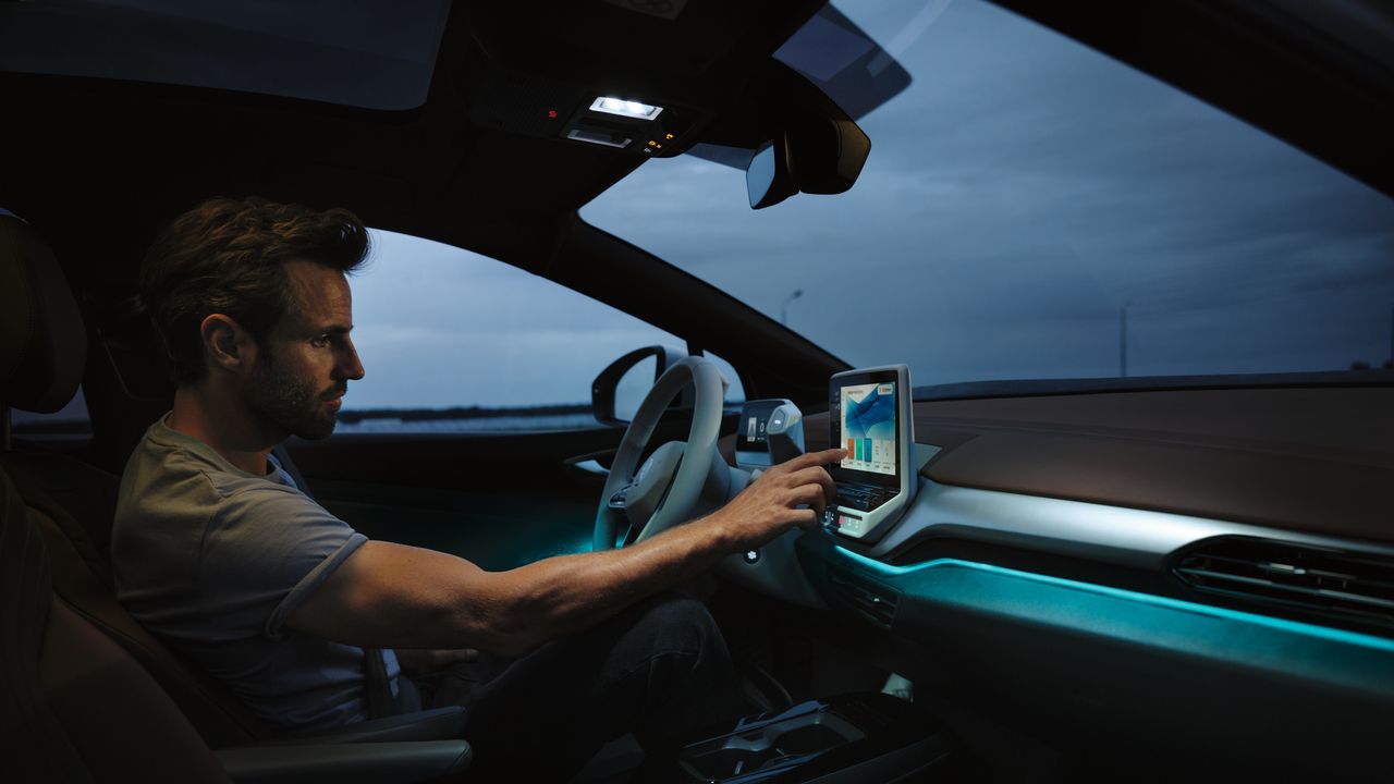 Dashboard mit Ambientebeleuchtung im VW ID.3