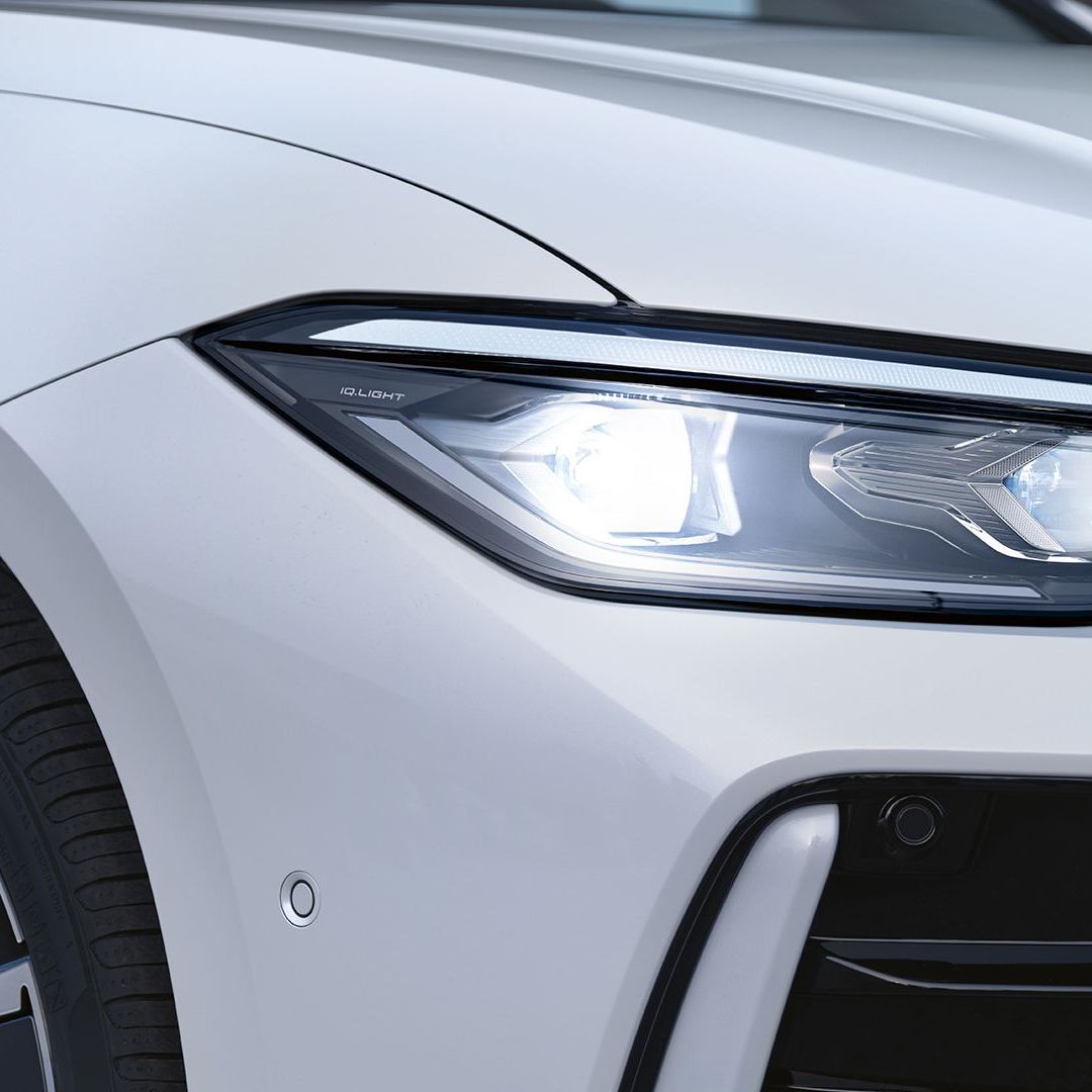 Die LED-Matrixscheinwerfer im Fokus eines weißen VW Passat.