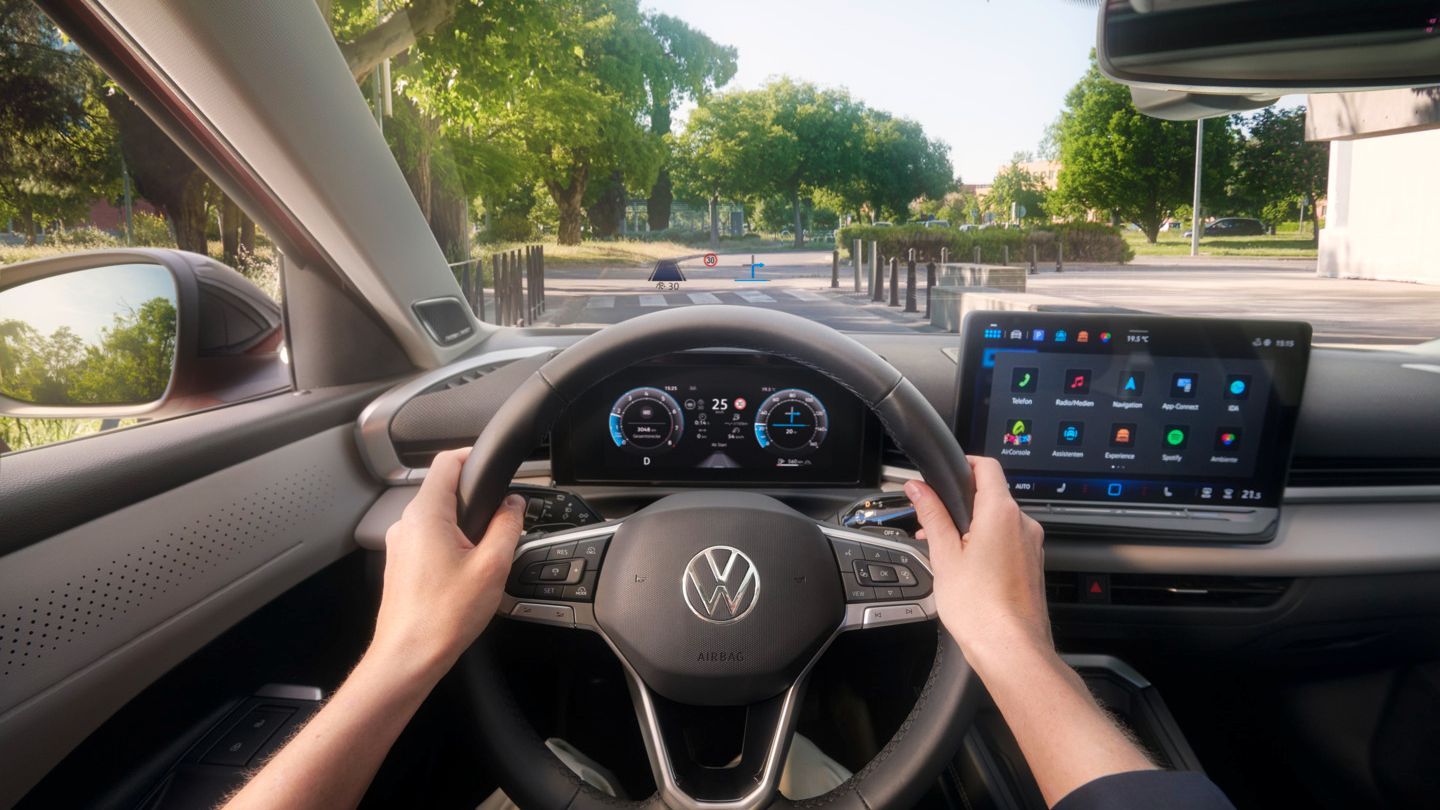 Blick auf das HUD im VW T-Roc Style.