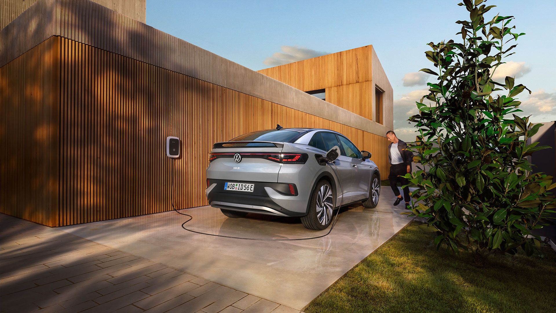 Die ID. Charger Wallbox von Volkswagen Group Charging GmbH (Elli) hängt an einer Säule