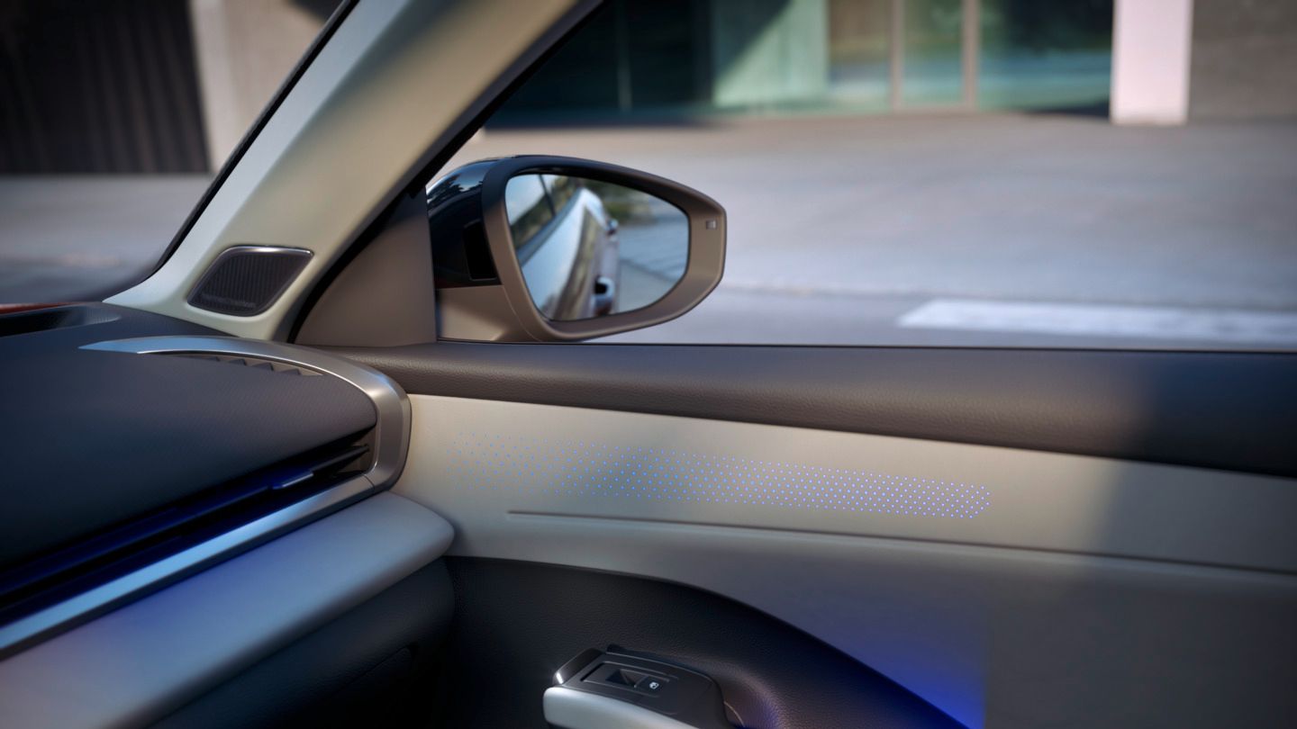 Interior Ansicht eines Volkswagen T-Roc Style mit Blick auf die Tür mit blauem Ambientelicht.