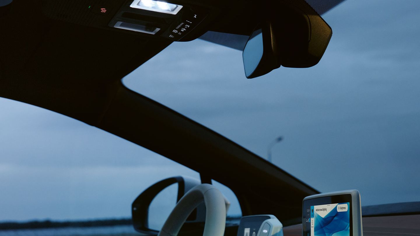 Eine Hand tippt etwas auf einem Bildschirm in einem VW ID. Modell