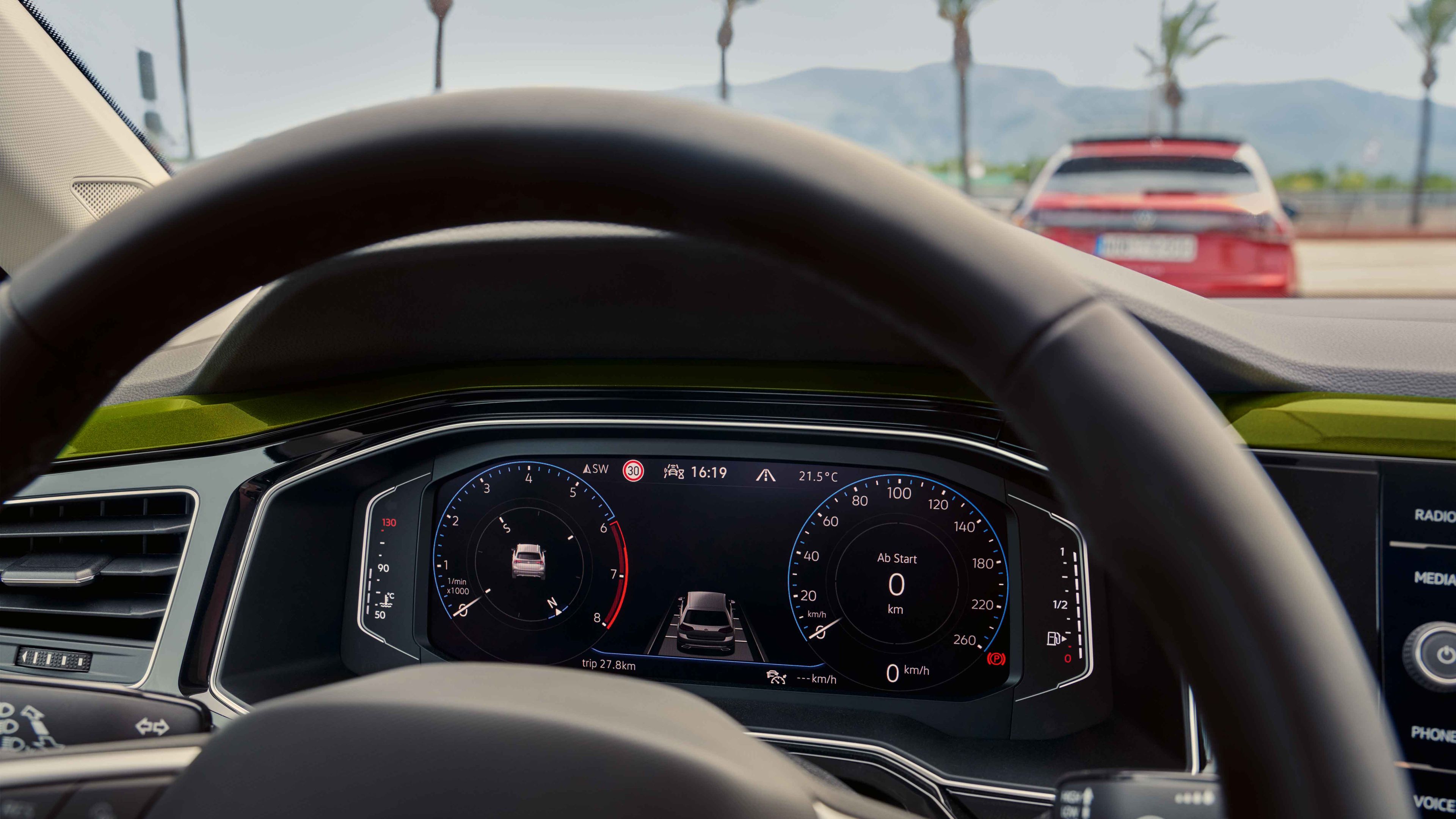 Detailaufnahme des optionalen Digital Cockpit Pro im VW Polo, darauf abgebildet sind unter anderem Tacho und Navigation.